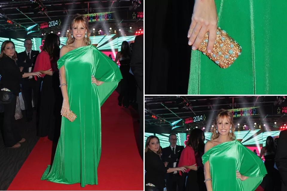 Mariana Fabbiani con un diseño de Gino Bogani color verde con drapeado lateral. Sumó clutch dorado con piedras en color esmeralda y aros en el mismo tono
