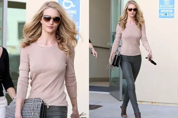 Rosie Huntington-Whiteley impecable con su blonda cabellera ¿Qué te parece su peinado?