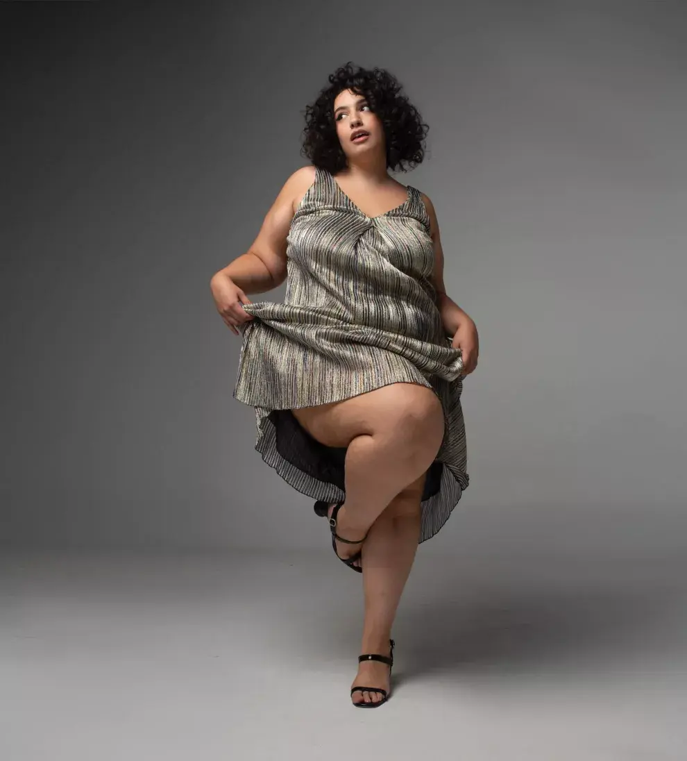 Agustina Cabaleiro luce un vestido (Mamy Blue, $36.990), sandalias  (Mishka, $19.500), aros (The Urban Concept, $4100). 