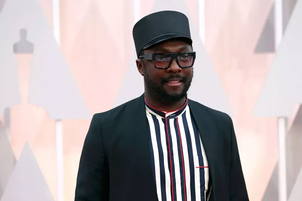 El rapero Will.I.Am cortó la monotonía de los outfits masculinos en la Alfombra roja de los Oscar con su elección.
