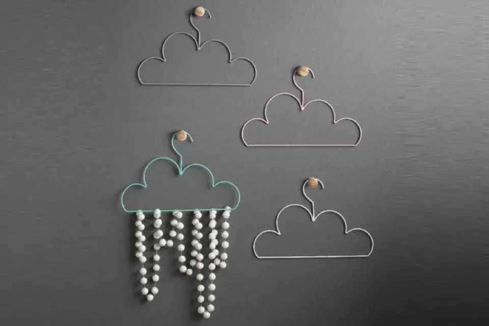 Perchas con forma de nubes para sumarle onda a tu cuarto; ¿Qué te parece esta opción?