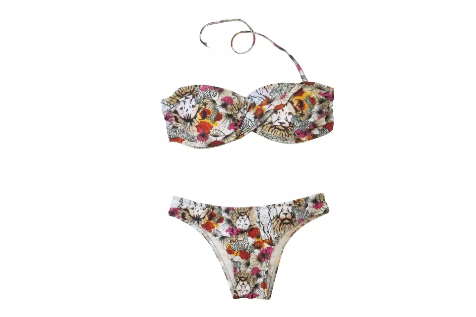 Bikini tipo bandeau con flores y tigres (Luz de Mar, $619 la parte de arriba y $275 la de abajo)