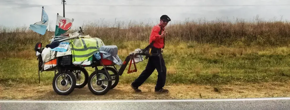 Martín Echegaray Davies, de 60 años, ya caminó con su carro desde Tierra del Fuego hasta Buenos Aires y se propone llegar, en tres años, a Alaska