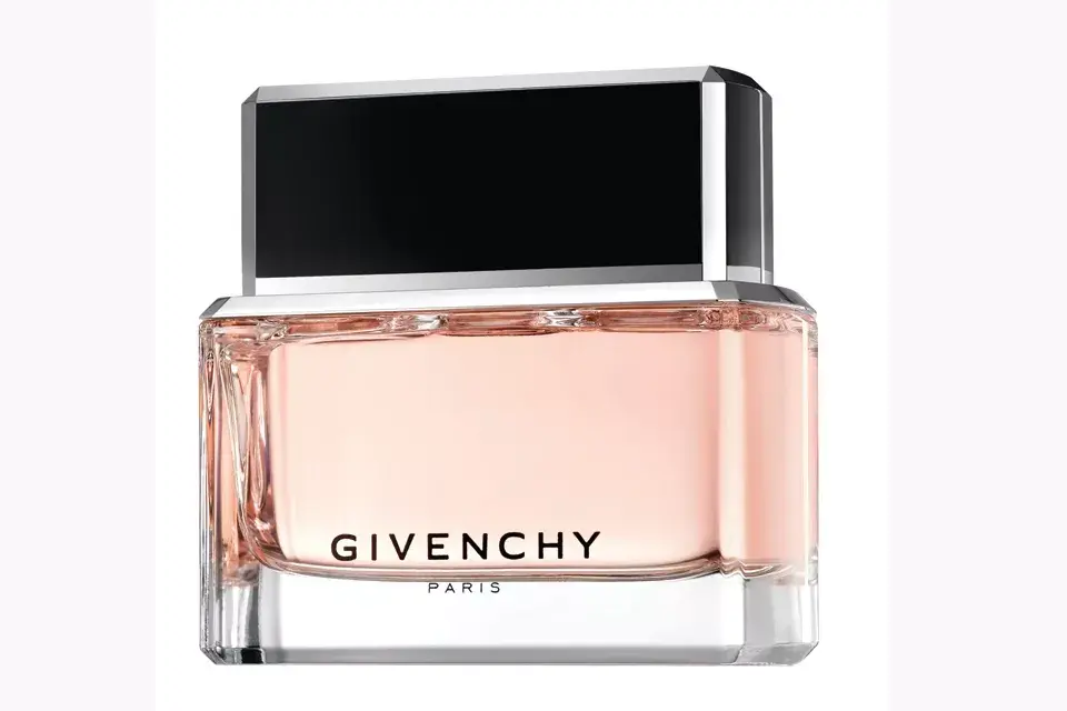 Dahlia Noir, de Givenchy. Una opción de alta costura con notas aciduladas de cedro, mandarina y melón. $610, 75 ML