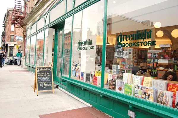 Greenlight Bookstore anuncia sus novedades en la puerta