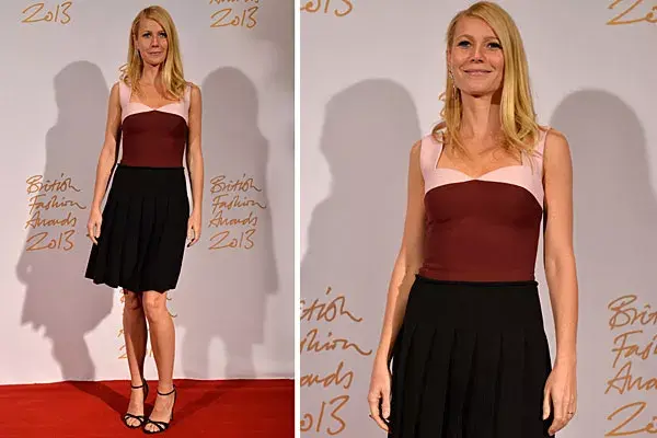 Muy sencilla, Gwyneth Paltrow lució un vestido corto, con pollera plisada