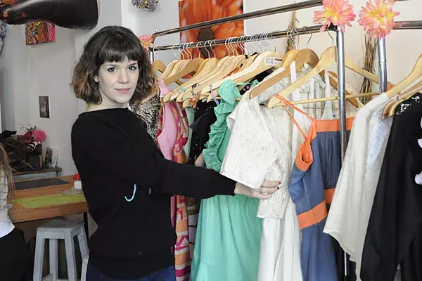 Violeta Urtizberea no se perdió la presentación de la nueva colección de Basilotta, en la que se destacan los vestidos de colores