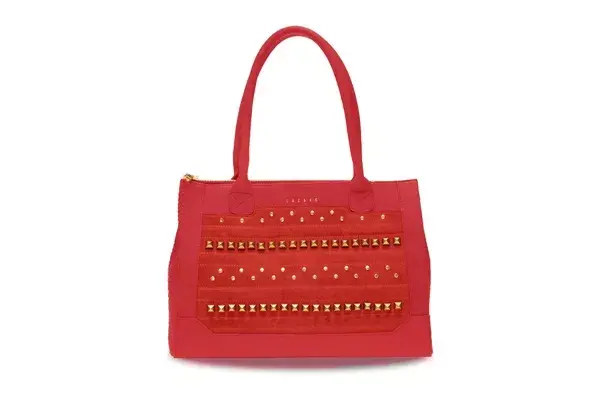 Esta cartera tiene tachas en la medida justa. El modelo se llama Iggy Granate y cuesta $1298