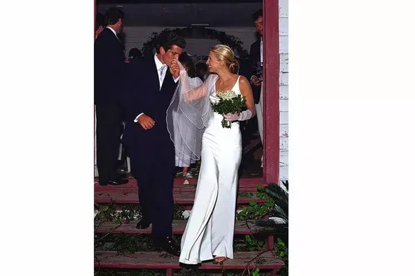 Carolyn Bessette vistió el día de su casamiento con John F. Kennedy Jr. en 1996 un traje del diseñador, y quien fuera su amigo, Narciso Rodríguez. Estaba impecable con un vestido de seda con corte al bies y un peinado recogido