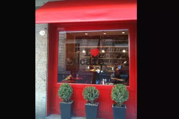 Su especialidad: las distintas variedades de café y los frappé