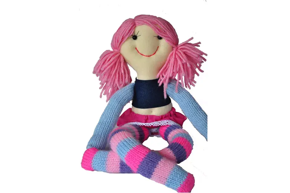 Muñecas de tela como las de antes (Pepuchas, $100) que las nenas pueden diseñar en la página web eligiendo color de pelo, de ojos, de ropita, etc