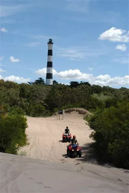 Por los médanos y en cuatriciclo, al faro Querandí