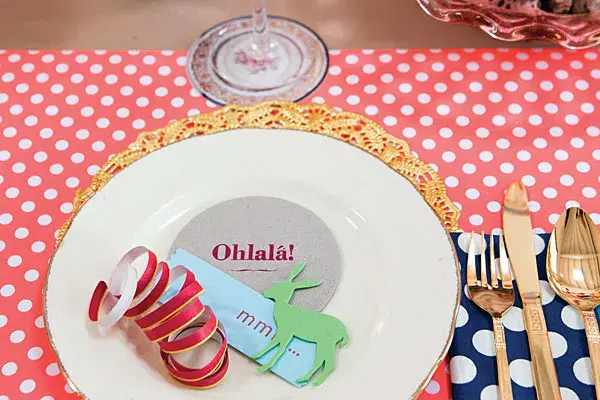 Sobre los platos, la papelería personalizada es de Ex Industria Argentina. trabajan con tipografías antiguas