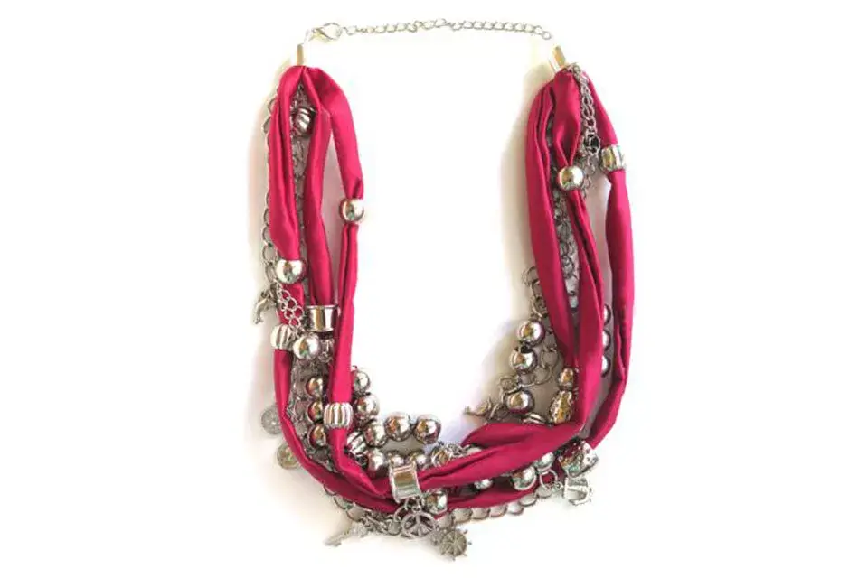 Collar (Punto Eme,  $280)