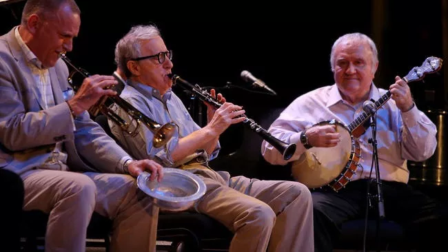 Woody Allen tocando el clarinete junto a su banda, en Nueva York