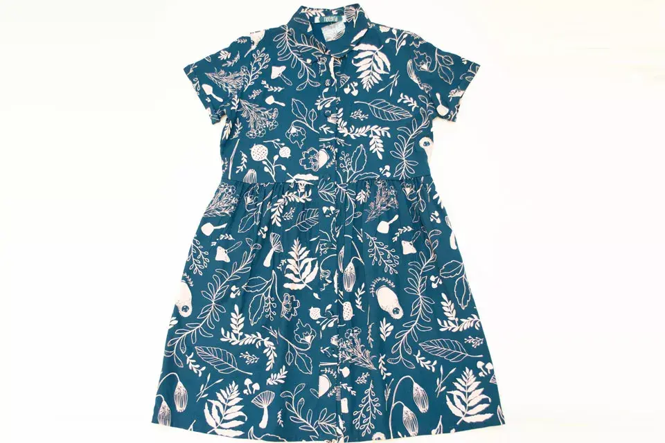 Vestido azul estampado a mano (Notoria en Montón Junta de diseño, $990)