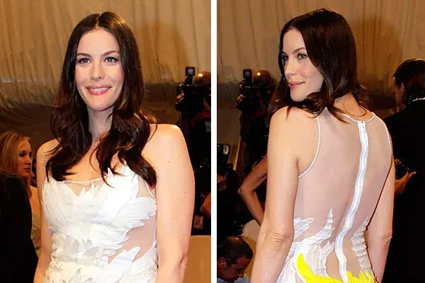 Liv Tyler, con el pelo bien lacio y bucles en las puntas; el morocho, que resalta sus ojos, siempre le queda bien