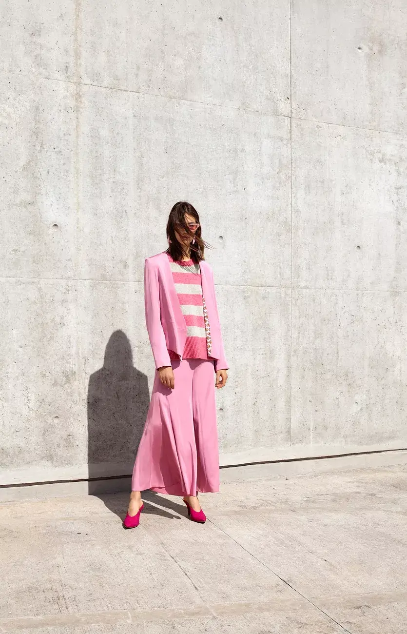 Traje de saco y pantalón (Clara Ibarguren, $4700 y $4100), suéter (Kosiuko, $3100), anteojos traslúcidos (Ay Not Dead, $3200), aros (Las Juanas, $1590), stilettos sin talón (A Pie, $1800)