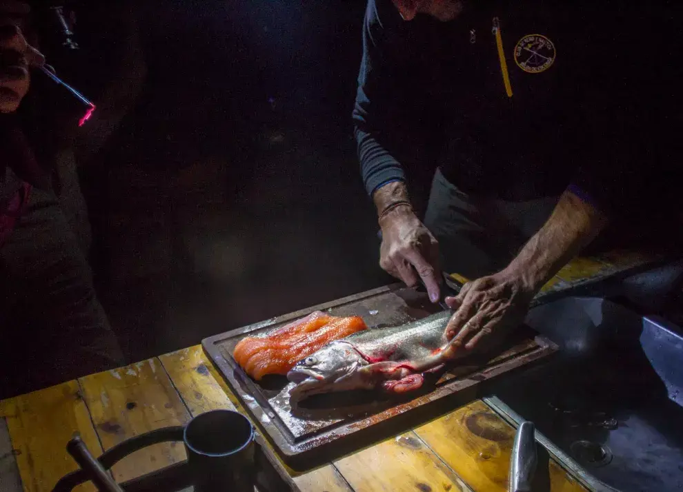 Preparando la cena en el Lago Krüger. Foto: Gustavo Castaing