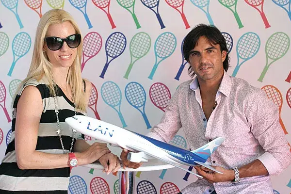 Nicole Neumann y su marido, Fabián Cubero, pasaron por el espacio LAN de la Copa Claro ATP Buenos Aires. Ella eligió un outfit a rayas y él, una camisa estampada en tonos pasteles