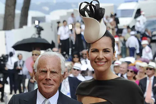 Con el pelo recogido, Roberta, sobrina de Giorgio Armani, optó por un tocado en forma de pétalo en blanco y negro