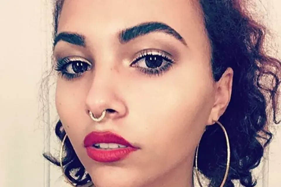 Lexi Jones con su septum, un maquillaje impecable y maxiargollas, marca tendencia en las redes
