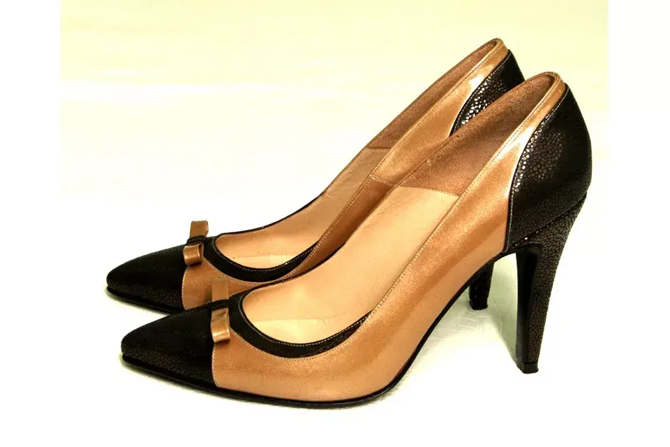 Stiletto de cuero bicolor (Navarro, $2350)