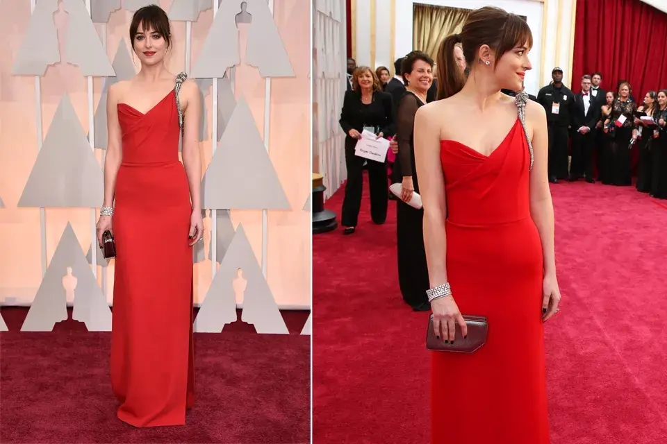 Dakota Johnson, la actriz de 50 sombras de Grey, se mostró muy sensual con este vestido rojo de Saint Laurent con tajo y zapatos plateados