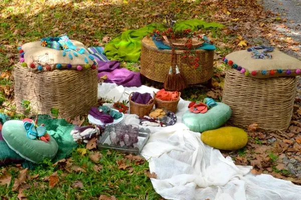 Llevá almohadones de distintos colores para decorar y estar cómodos