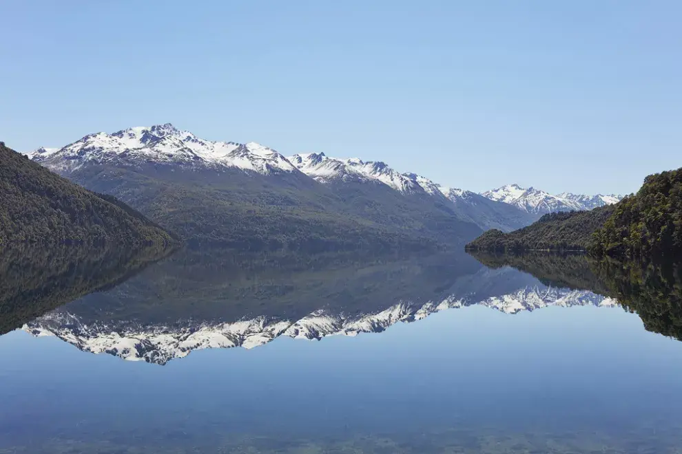 Los picos nevados de los Andes reflejados en el Lago Rivadavia, Parque Nacional Los Alerces - © Nicholas Tinelli / Argentina Photo Workshops