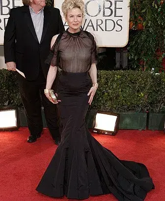 Renee Zellweger, tul negro arriba y larga cola abajo.