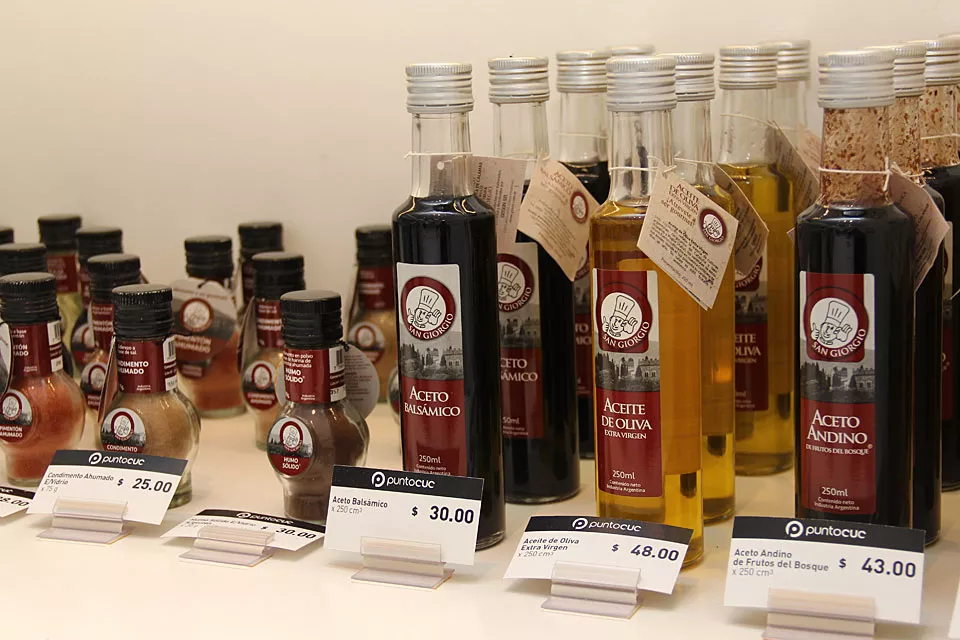 Aceto y aceite de oliva, algunos de los productos premium que venden en el local