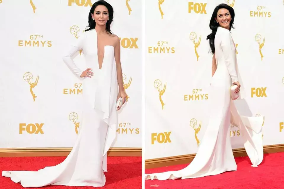 Nazanin Boniadi radiante sobre la alfombra roja con vestido blanco de escote asimétrico. de Stephane Rolland