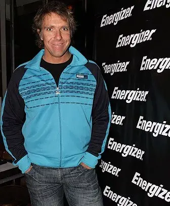 Alejandro Fantino festejó el Día del Amigo en el bar Único de Palermo invitado por Energizer.