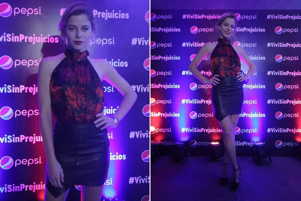 Justina Bustos, diosa tanguera con una blusa de cuello halter y una mini engomada, en el lanzamiento de la nueva Pepsi sabor intenso