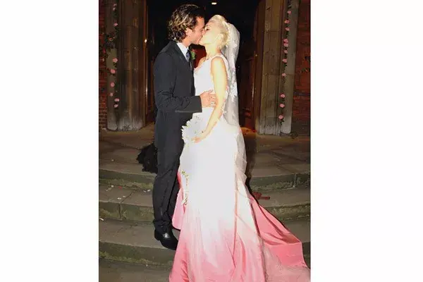 Gwen Stefani eligió un diseño de John Galliano para el día que se unió a Gavin Rossdale, en 2002. Un vestido que no pasa desapercibido, con un degradé rosa