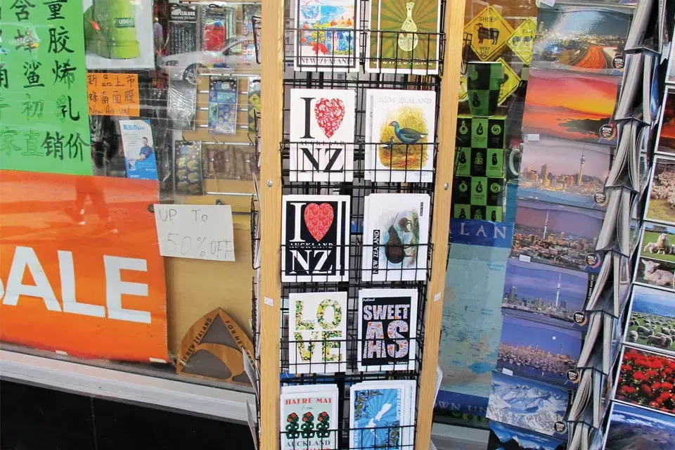 Postales coloridas en Ponsonby Road, un souvenir lindo y barato