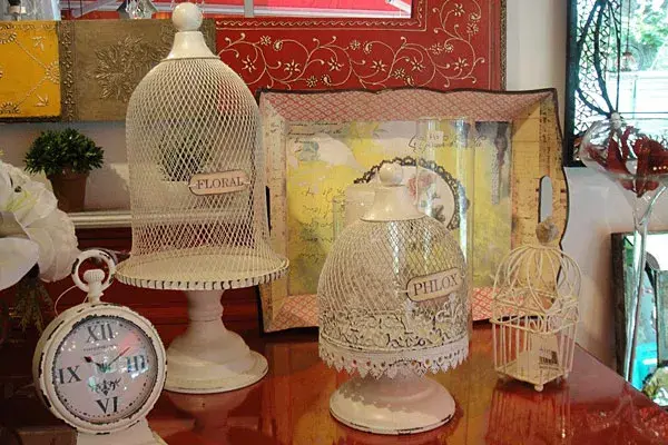 Todo tipod e objetos para la casa, como bandejas, platos con pie y relojes