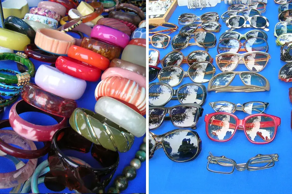 Encantadora feria de antigüedades con objetos de estilo en deco y moda