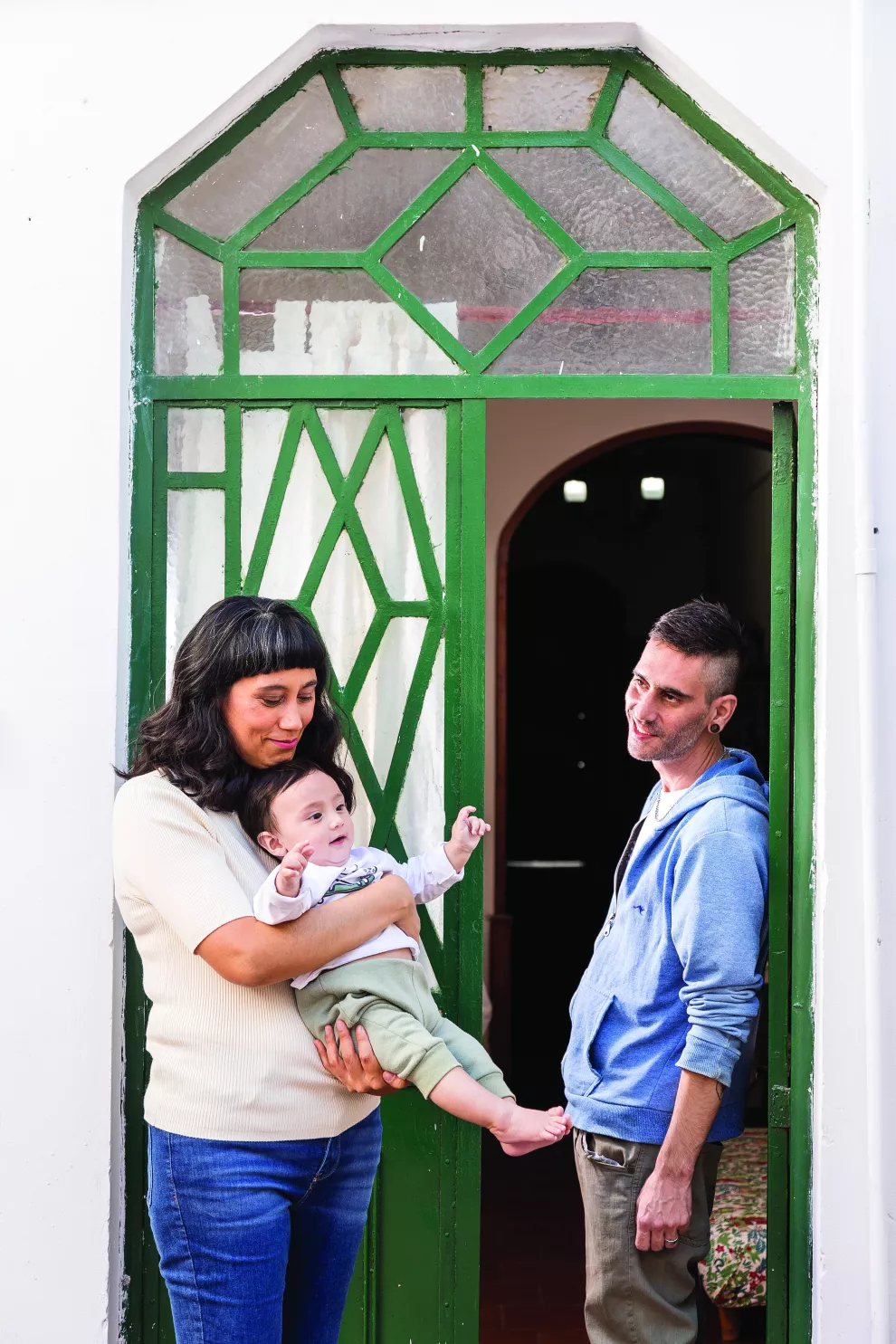Mariana G. Cáceres y Mariano Moreno se conocen desde los veintitantos; son amigos y hoy crían a Joaquín, su bebé de ocho meses