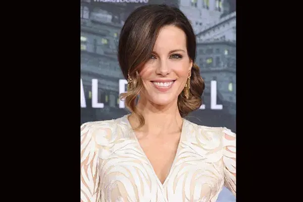 El recogido hacia el costado, y el mechón de lado. Una opción muy sexy