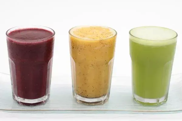 En un patio increíble, refrescate con un licuado de maracuyá y naranja