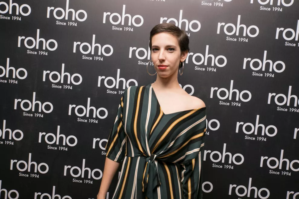 Vera Spineta, con un vestido a rayas y hoop earings en la presentación de las nuevas tendencias de corte, peinado y tintura de Roho para el invierno 2018