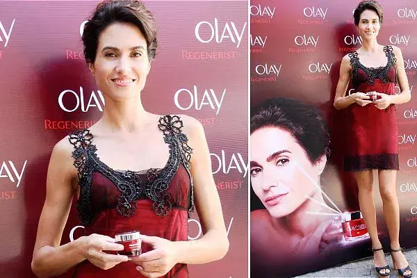 Divina, Florencia Raggi eligió un vestido de aires retro en color borravino para la presentación de la nueva crema de Olay