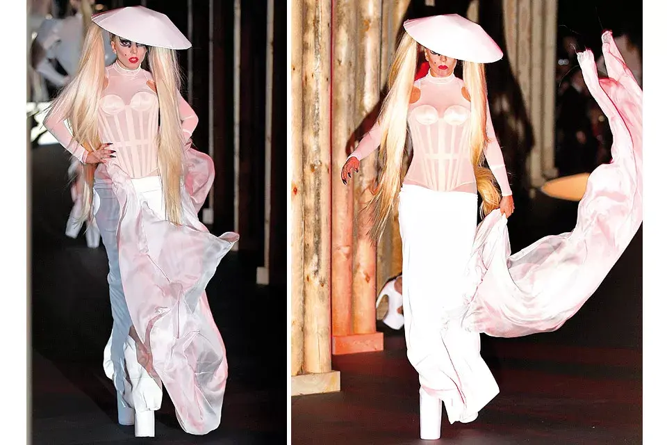 De blanco y siempre con un look audaz, Lady Gaga en el rol de modelo