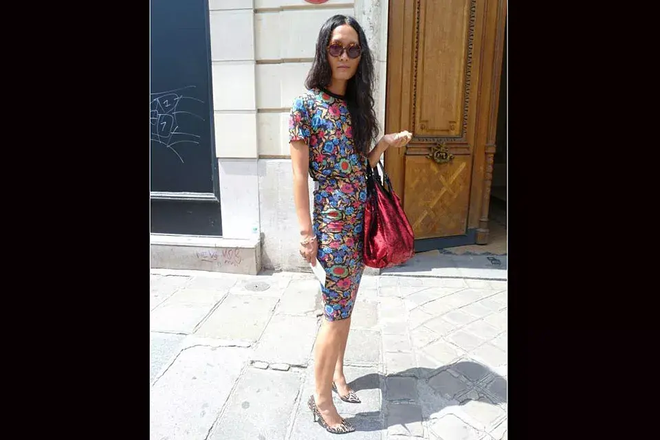 Mix de estampas: vestido floreado y zapatos animal print