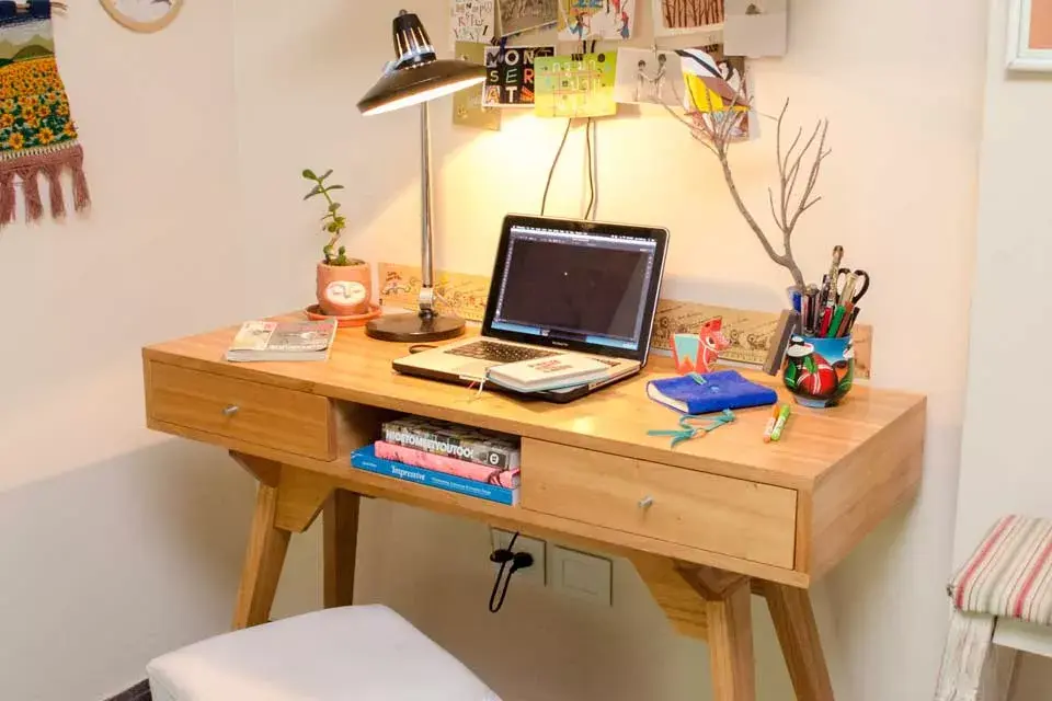 Un estilo vintage y con aires escandinavos. La madera de color natural le da mucha calidez, así como los bordados colgados de la pared. También nos encantaron la lampara bien net y el ventilador antiguo