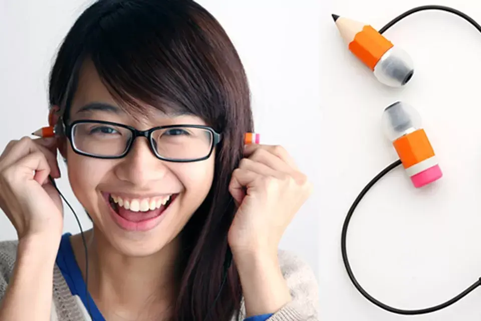 ¿Un lápiz que te atraviesa la cabeza? Estos auriculares asustarán a más de uno