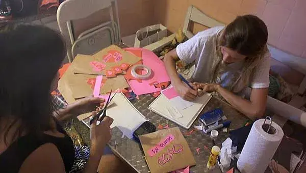 En mi cocina armando las pistas y desafíos. Nos re esmeramos con la decoración.