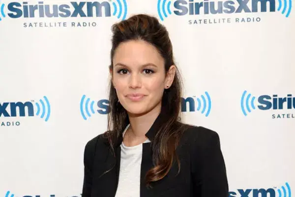 Jopo y batido hacia atrás para Rachel Bilson